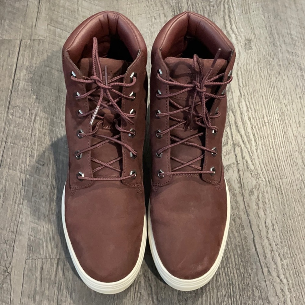 Timberland US 9.5 hight top wine/maroon boots.